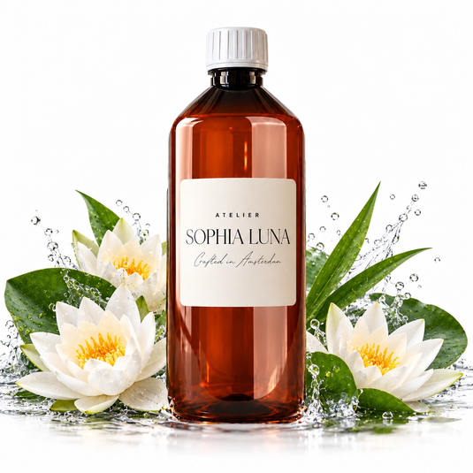 Aqua Bloom geurolie 1000 ml van Atelier Sophia Luna, met volledige fles en dop in beeld