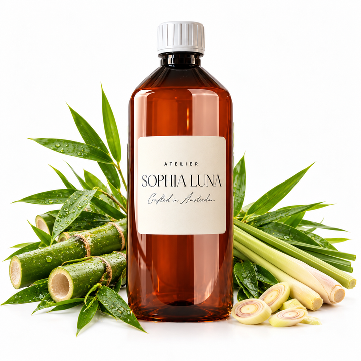 Bamboo Verde geurolie 1000 ml van Atelier Sophia Luna, met volledige fles en dop in beeld