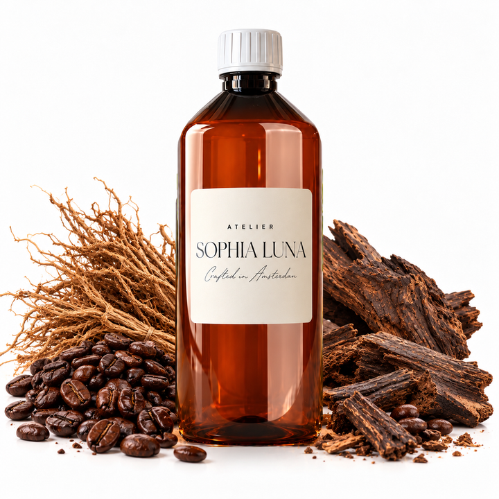 Black Vetiver Café geurolie 1000 ml van Atelier Sophia Luna, met volledige fles en dop in beeld