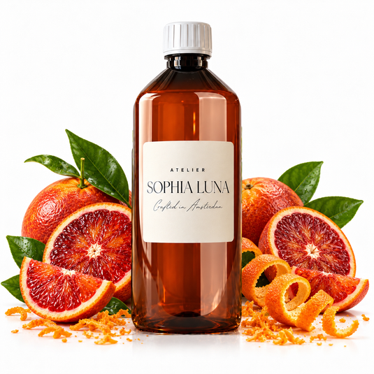 Crimson Orange geurolie 1000 ml van Atelier Sophia Luna, met volledige fles en dop in beeld
