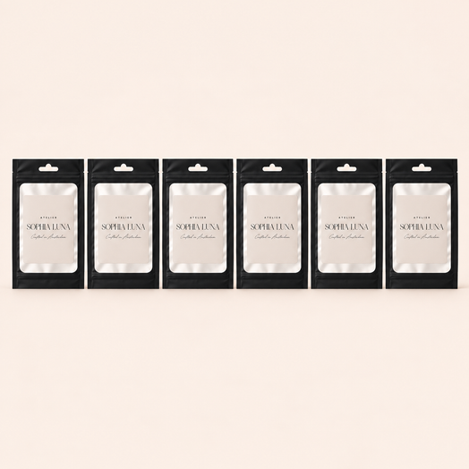 Atelier Sophia Luna geursamples in zes zwarte samplezakjes op een rij met gesloten onderkant, op een zachte blush-beige achtergrond passend bij de Aura 360 diffuser