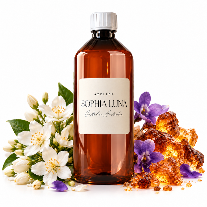 Opal Glow geurolie 1000 ml van Atelier Sophia Luna, met volledige fles en dop in beeld