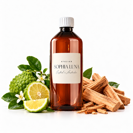 Sandalwood Citrus geurolie 1000 ml van Atelier Sophia Luna, met volledige fles en dop in beeld