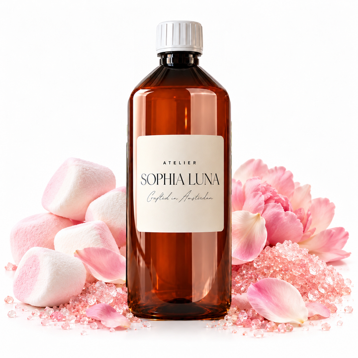 Sugar Blush geurolie 1000 ml van Atelier Sophia Luna, met volledige fles en dop in beeld