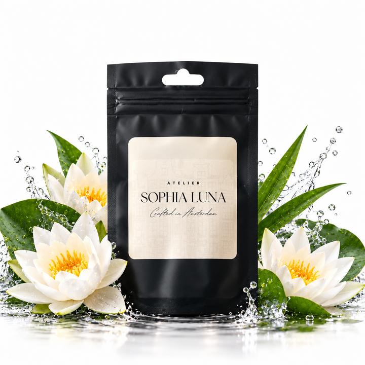 Geursample Aqua Bloom in het zwarte Atelier Sophia Luna samplezakje