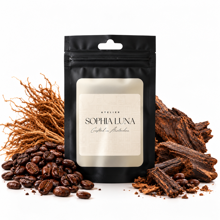 Geursample Black Vetiver Café in het zwarte Atelier Sophia Luna samplezakje