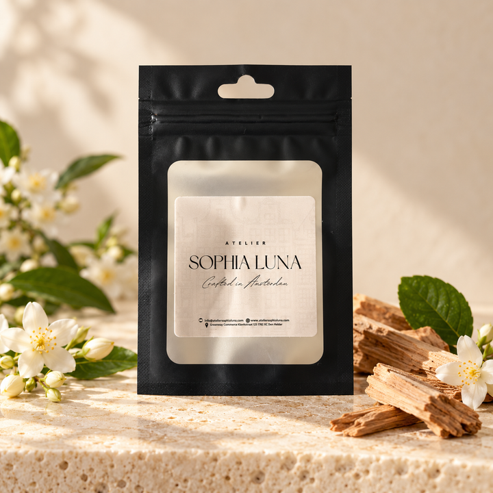 Geursample Ivory Essence in het zwarte Atelier Sophia Luna samplezakje