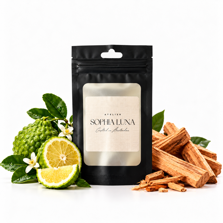 Geursample Sandalwood Citrus in het zwarte Atelier Sophia Luna samplezakje