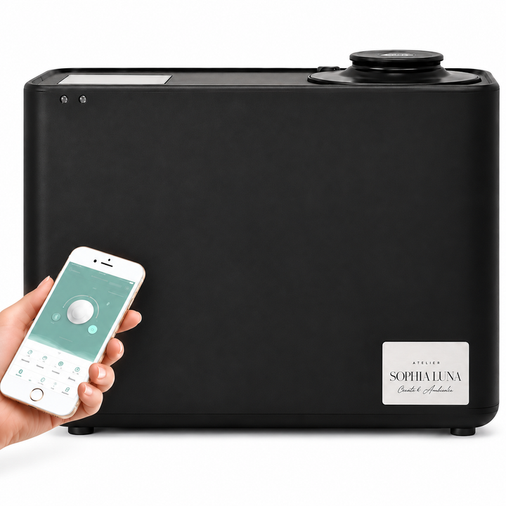 Zwarte Pro Maxx met originele telefoon en turquoise appbediening, groot afgebeeld op witte achtergrond